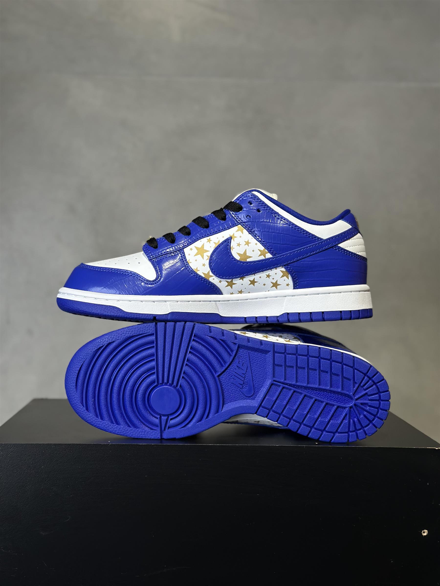 Nike Dunk Low Supreme Stars